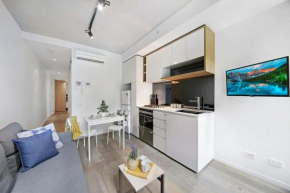 A Comfy & Modern 2BR Apt Near Melbourne Central